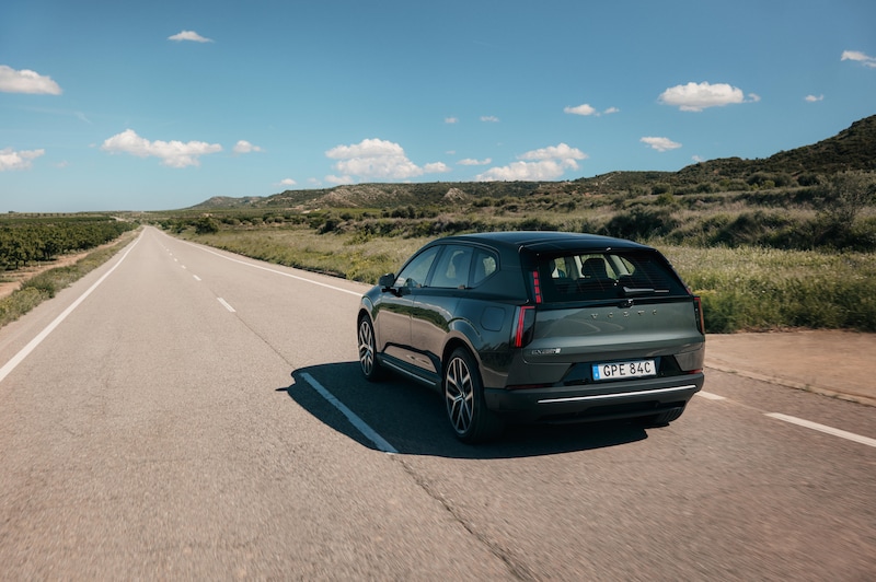 The Volvo EX60 P10 weighs over 2200 kilos.