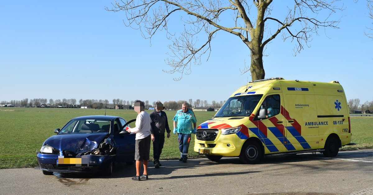 Automobiliste nagekeken in ambulance na botsing op kruising in Ammerzoden