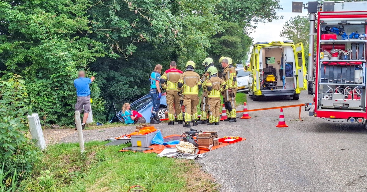 Auto belandt in sloot langs Rijksstraatweg in Schalsum