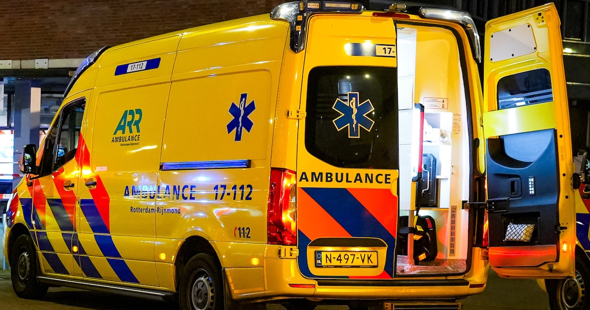 Hulpdiensten schieten te hulp, maar dan gaat het mis: ‘De urine vloog door de ambulance’