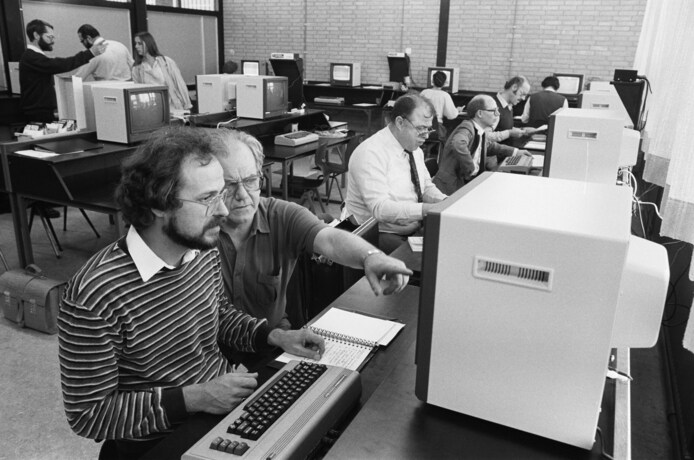 Wie krijgt hier computerles in 1984? Weet jij het? | Breda | AD.nl