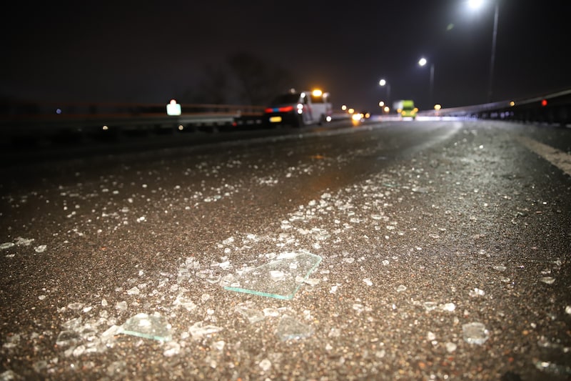 Een flink aantal glasscherven lag op de snelweg A12 bij Den Haag.