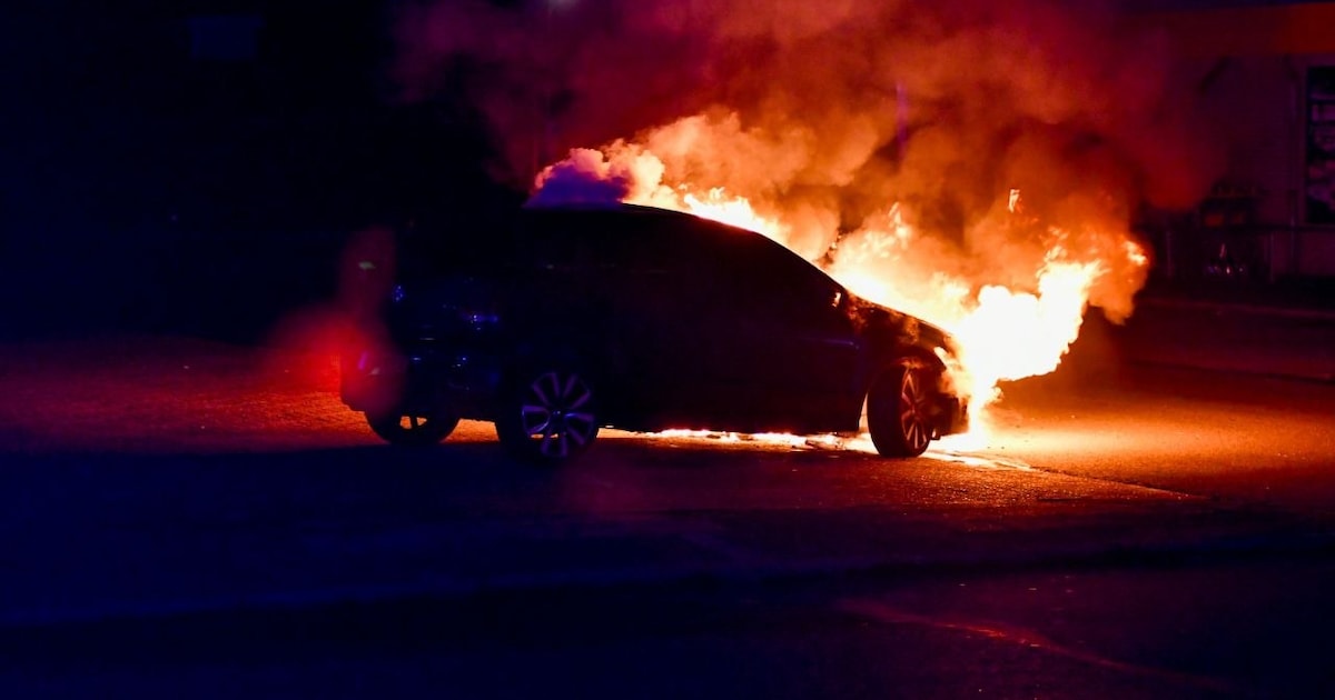 Auto verwoest door brand bij Action in Vroomshoop