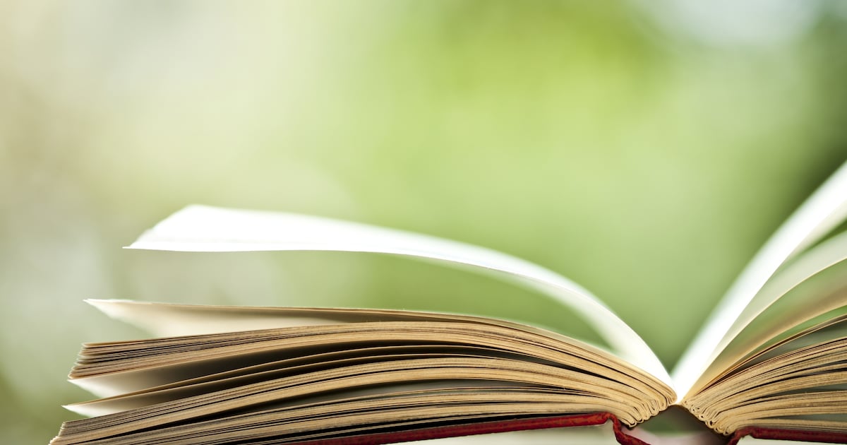 Biebtasje versieren en boekentips delen bij bibliotheek Aarle-Rixtel