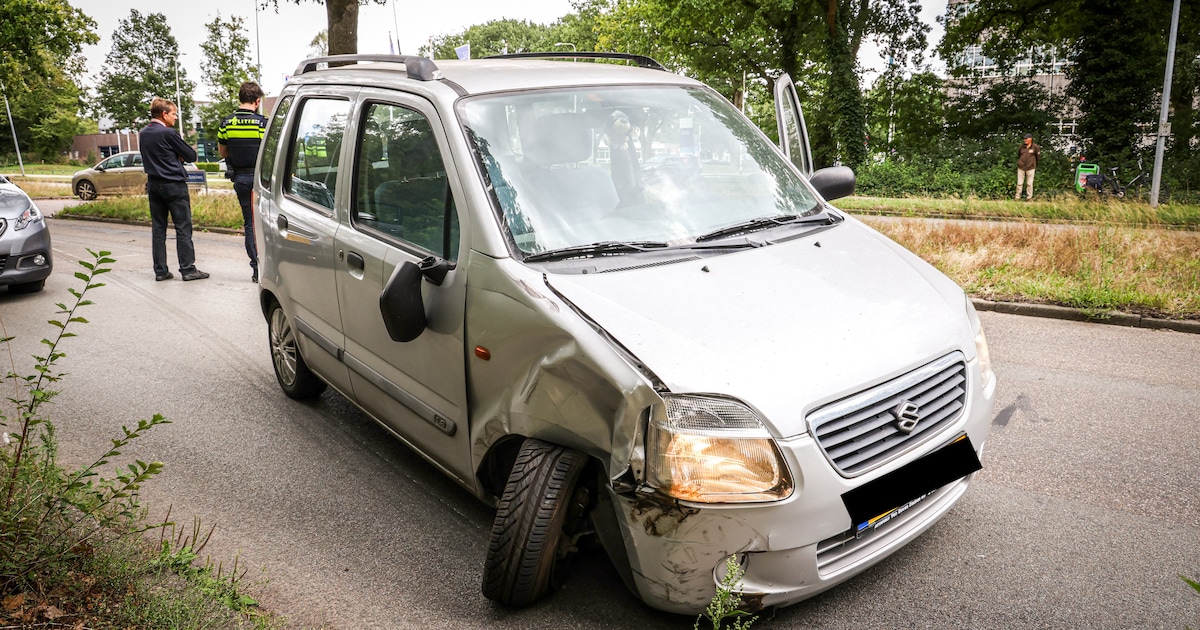 Flinke verkeersopstopping in Emmen na botsing tussen twee auto's ...