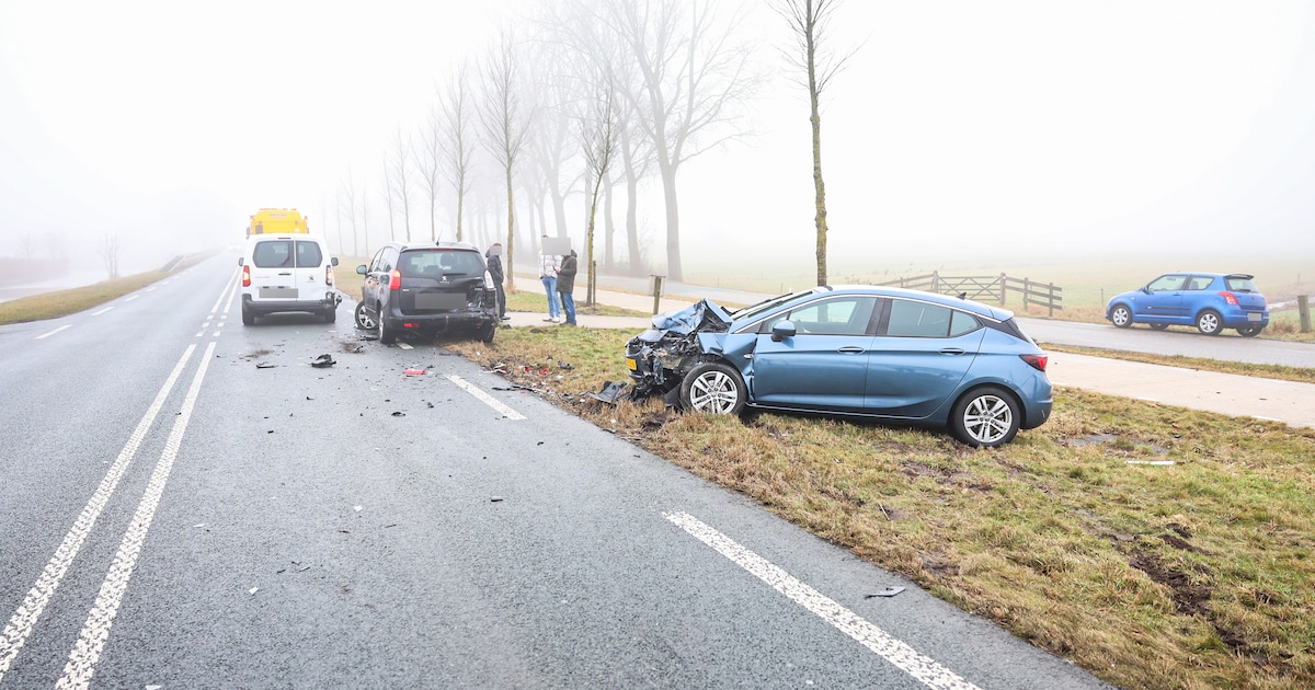Botsing tussen drie auto's op de N354 bij Jutrijp, twee auto's weggesleept