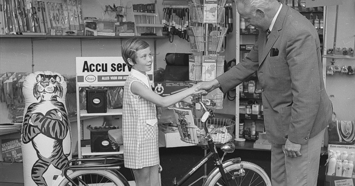 Welk meisje won een fiets bij een tankstation?