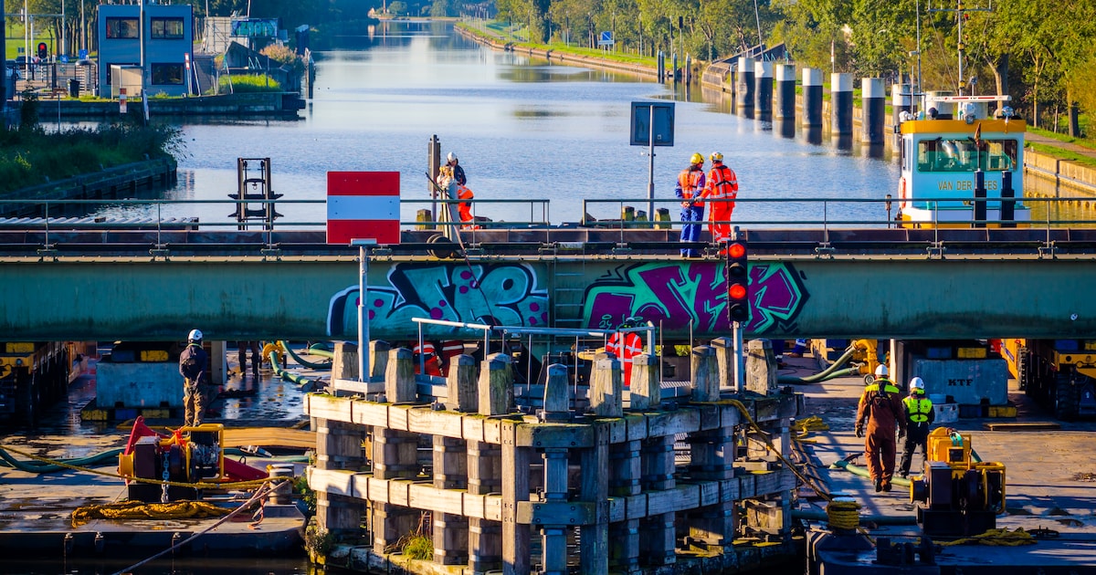 Werk aan spoorbrug bij Alphen in volle gang, eerste ochtend zonder treinen ‘goed verlopen’