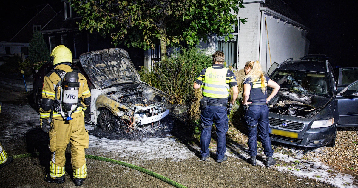 Twee auto's verwoest door brand in Bitgummole