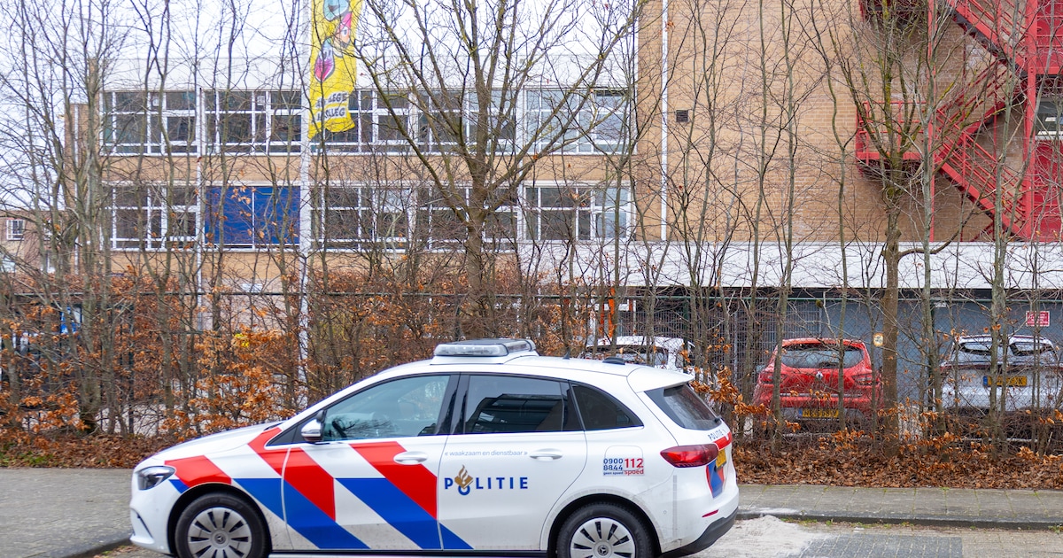 Steekincident bij school in Almere, één persoon lichtgewond