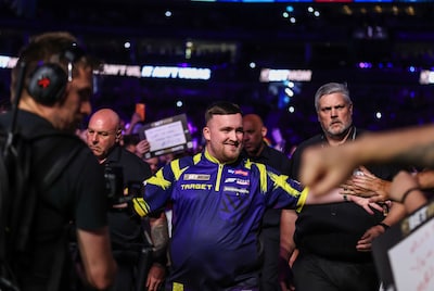 Luke Littler op voorsprong in stampvolle O2 Arena in Londen: wie wint de allesbeslissende avond?