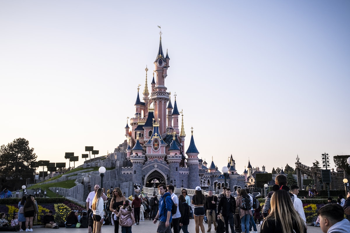 Disneyland schakelt politie in bij 'huwelijk' met 9-jarige bruid |  Buitenland | AD.nl