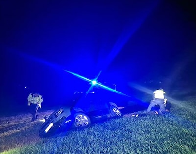 Snelheidsduivel racet weg van politie in Apeldoorn, maar eindigt in een greppel