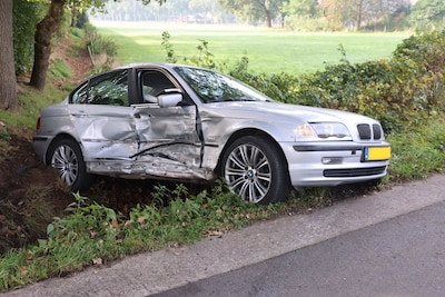 Auto belandt in sloot na botsing op kruising bij Harskamp
