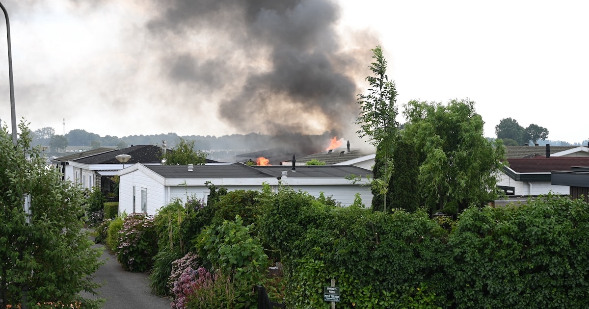 Korte, hevige brand op vakantiepark in Lopikerkapel legt caravan in de as