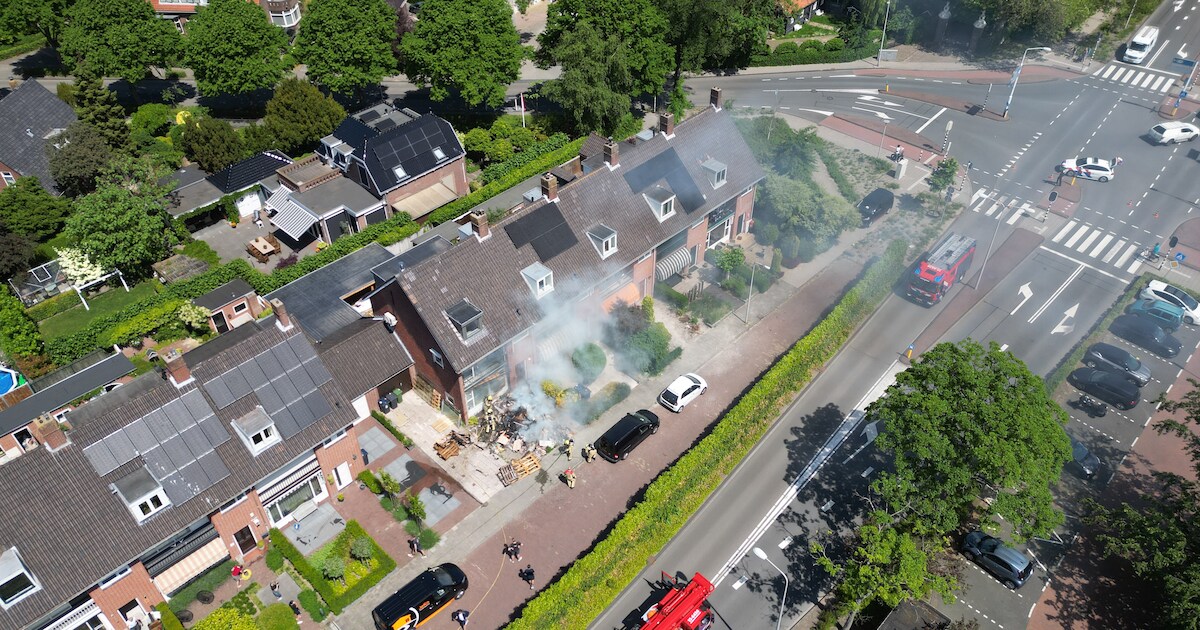 Bouwafval vliegt in brand in voortuin in Naaldwijk