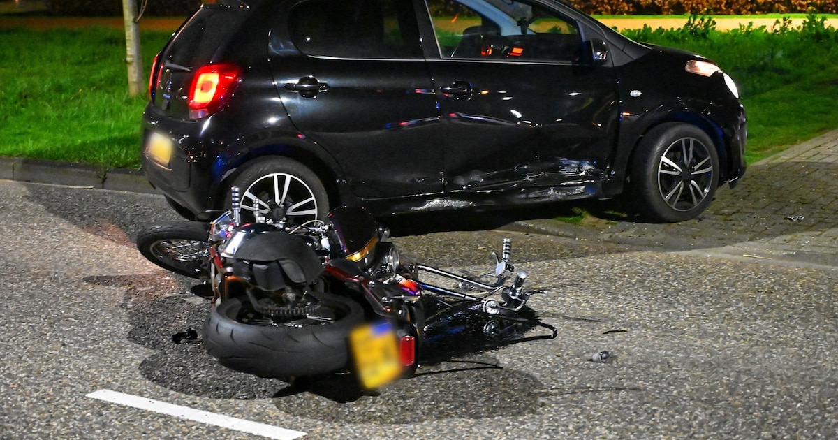 Motor botst tegen afslaande auto op de Helsdingse Achterweg in Vianen