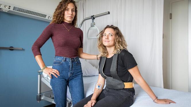 Ex-patiënte ontwerpt hipsterhesje als alternatief voor zware infuuspaal ...