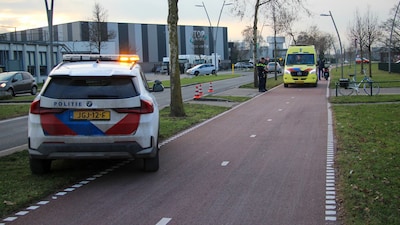 Fietser naar ziekenhuis na botsing met auto op fietspad in Oss
