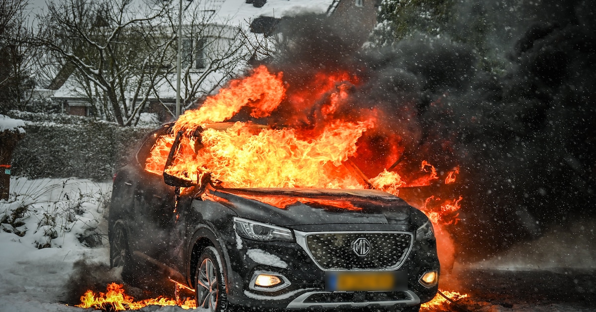 Auto brandt volledig uit in Arnhem
