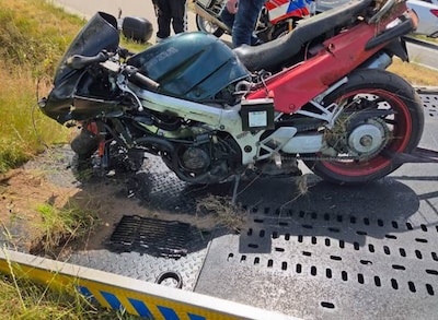 Motorrijder zonder rijbewijs rijdt veel te hard door Twente, en crasht vlak na snelheidscontrole