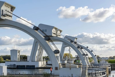 Stuw bij Hagestein deels open tegen oprukkend zout water