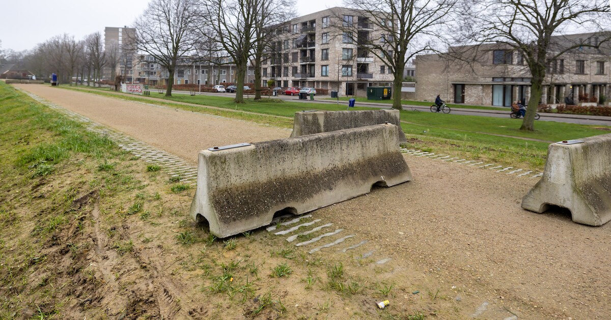 Westerkwartier verwijdert betonblokken in Nuis en Niebert vanwege gevaarlijk rijgedrag automobiliste