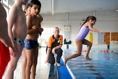 Duizenden kinderen kregen les van zwemjuf Yvonne: na 50 jaar werken bij dit zwembad wil ze nog niet 