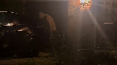 Man zorgt voor levensgevaarlijke situaties op drukke weg en struint door tuintjes: ‘Dan schrik je je