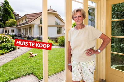 Deze waterwoning van Lies heeft overleden man helemaal zelf gebouwd: met glas-in-loodramen uit sloop