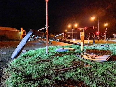 Auto vliegt uit de bocht op Auke Vleerstraat in Enschede en rijdt lichtmast omver
