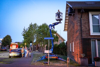 Man wil zijn dak schilderen, maar de hoogwerker weigert naar beneden te gaan