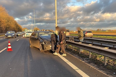 File op A27 door ongeval bij Hank, een rijstrook dicht