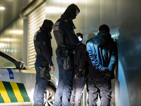 Douaniers houden jonge uithalers aan in de Rotterdamse haven. Het zijn niet de verdachten uit het verhaal. 