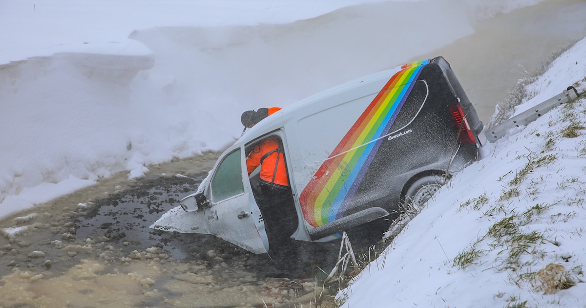 N33 bij Veendam afgesloten na auto te water, twee inzittenden ongedeerd