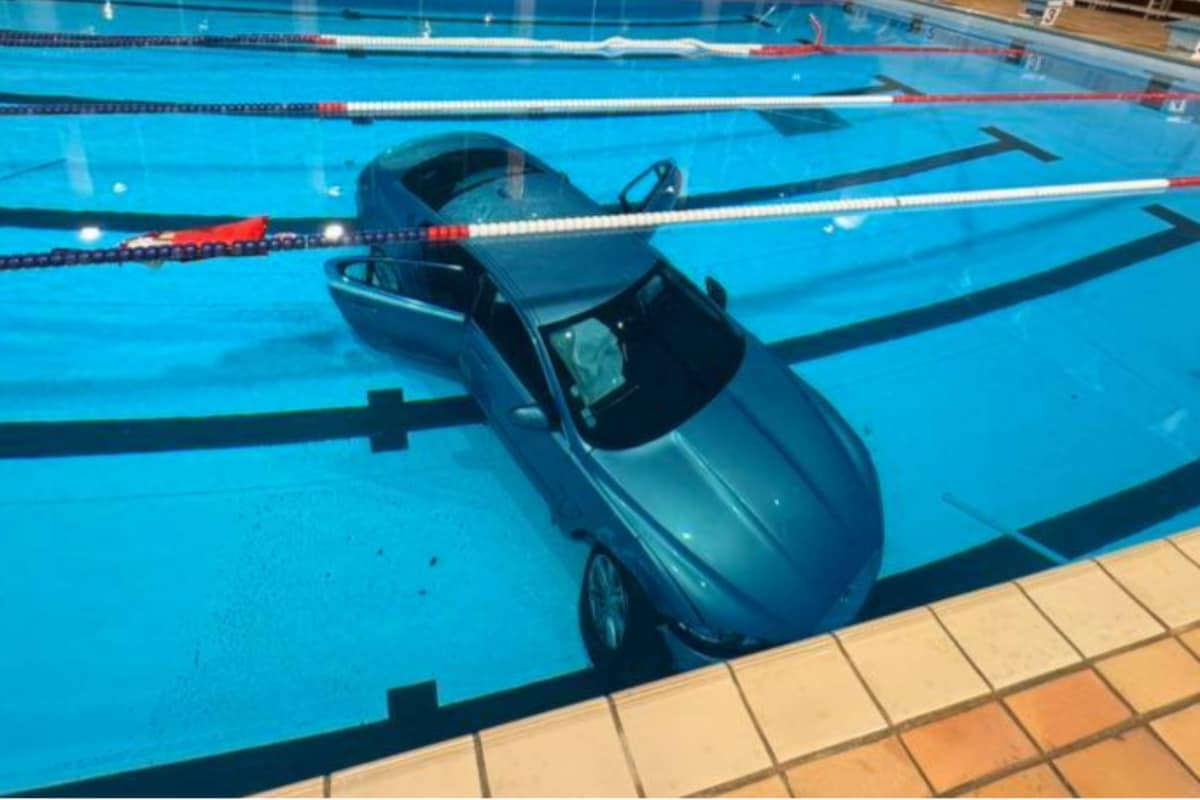 de-auto-belandde-op-de-bodem-van-het-zwembad