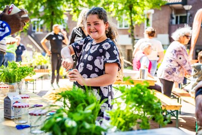 Spijkenissers krijgen tuintjes op centraal plein: ‘Ik geef het een 8!’