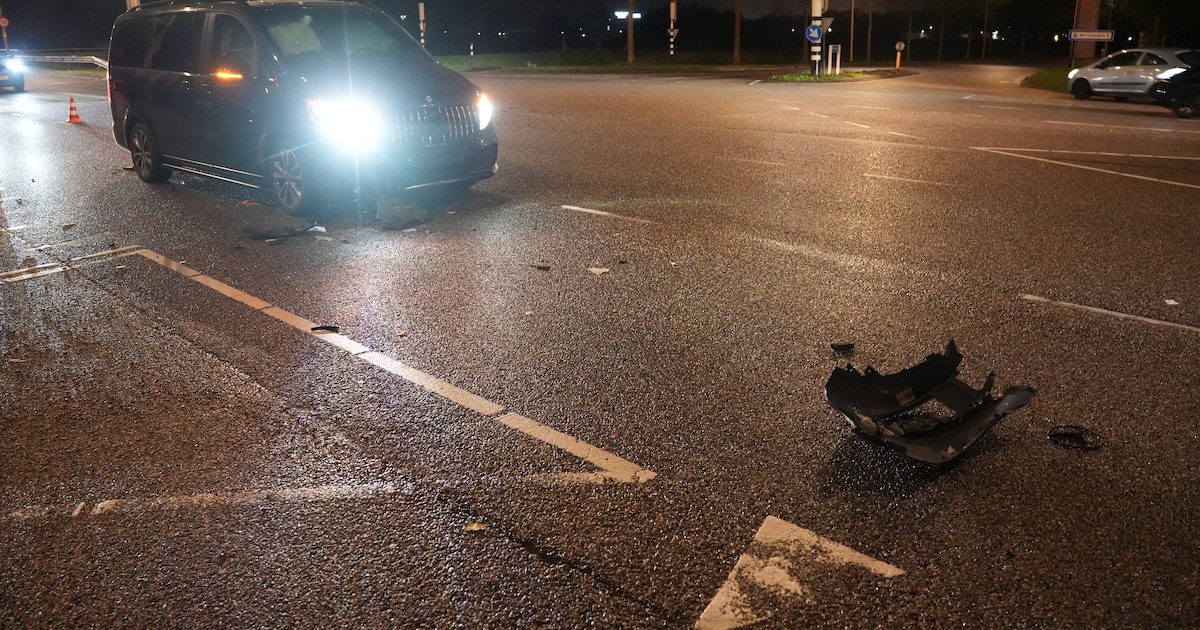 Veel schade bij aanrijding tussen auto’s op kruispunt in Zwolle