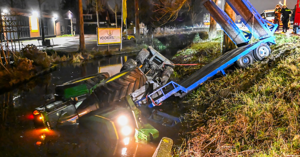 Tractor rijdt sloot in met aanhanger in Boskoop