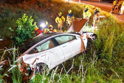 Automobilist gewond bij zware crash in Oss: auto vliegt over rotonde en raakt meerdere palen