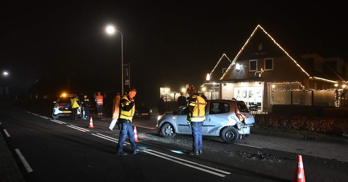 Veel schade na aanrijding tussen auto’s in Giethoorn