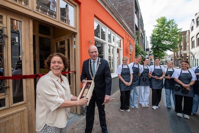 Koffiehuys heropent met verrassend cadeau van burgemeester: gestolen wijnfles uit 1974 vervangen