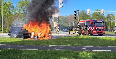 Heldendaad bij kruispunt in Fleringen: stel bevrijdt hond uit brandende auto