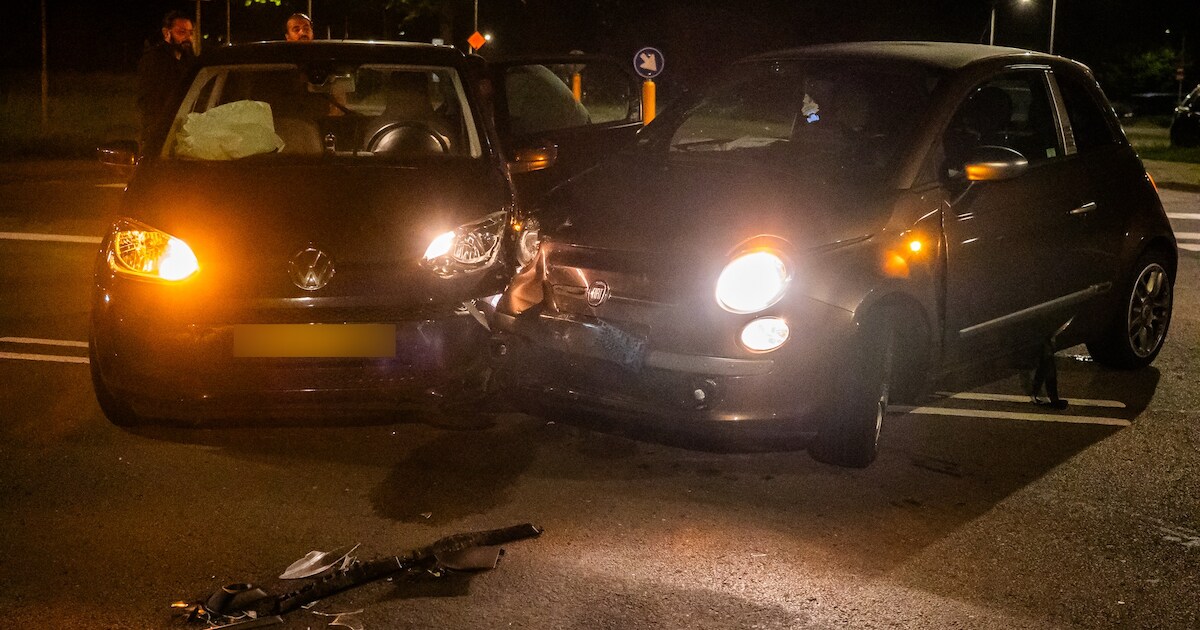 Grote schade na botsing tussen auto's op berucht kruispunt in Arnhemse wijk Geitenkamp