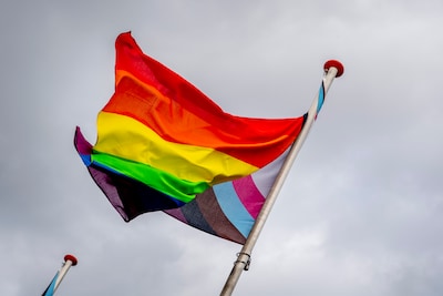 Gemeente Hoeksche Waard hijst regenboogvlag op Coming-Outdag