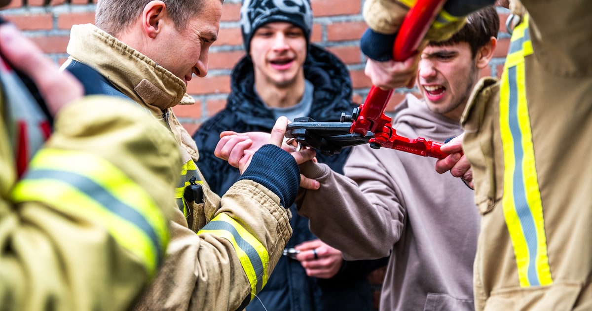 Man slaat zichzelf in de boeien maar komt er niet meer uit en belt 112 | 112 nieuws Emmen
