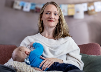 Als Simone (33) van haar eerste kindje bevalt, hoort ze van de kraamzorg: ‘Niemand is beschikbaar, het wordt een e-consult’