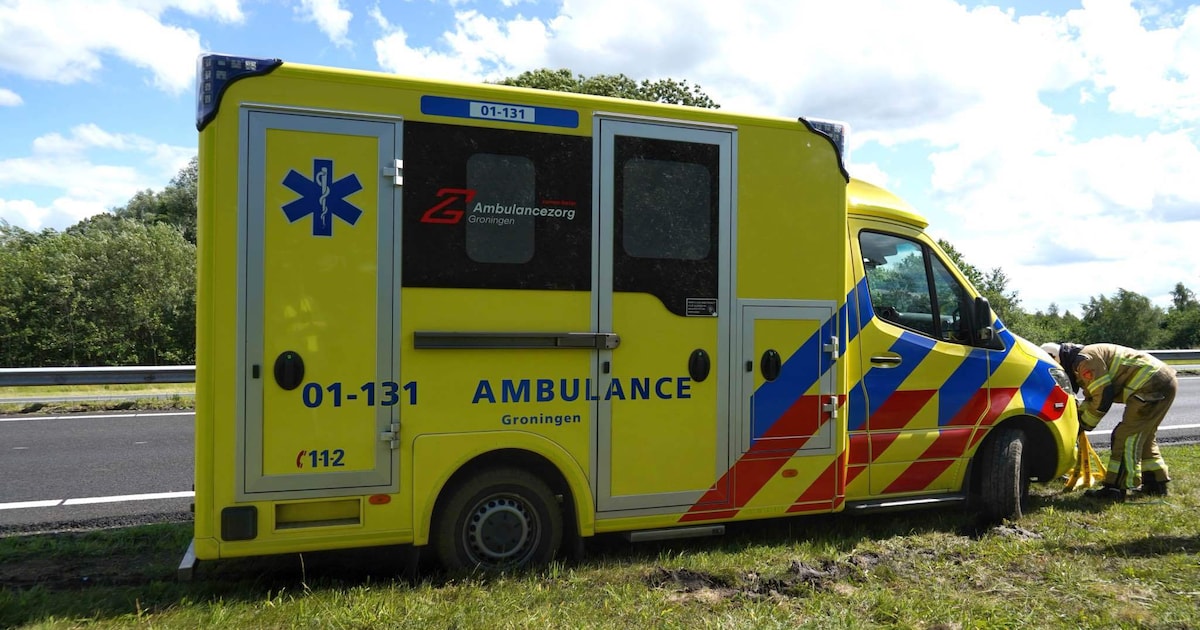 Ambulance vast in berm na ongeval op N33 bij Gieterveen