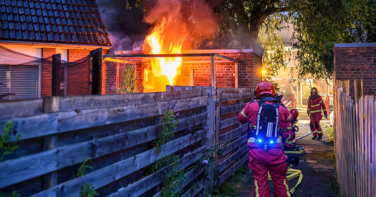 Schuur achter woning zwaar beschadigd door brand in Delfzijl