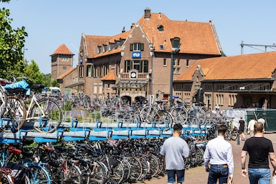 Deze zee aan fietsen zou in de zomer verdwijnen, maar blijft door problemen nog een half jaar staan